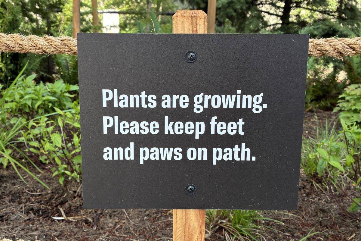 Picture of a sign telling visitors to keep off the plants