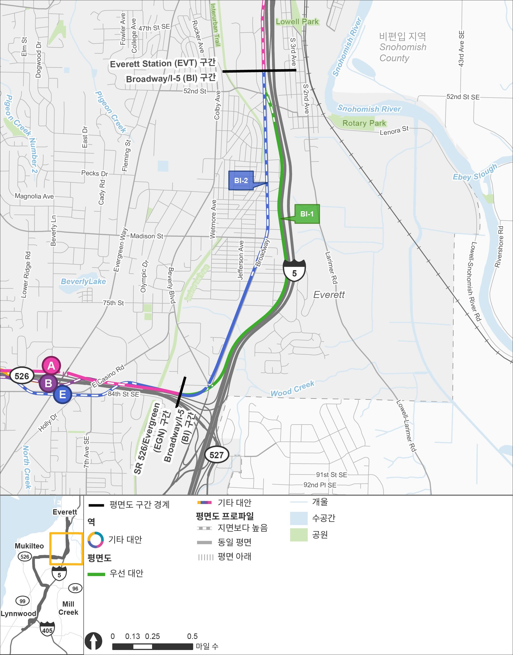 Broadway-Interstate 5 구간은 남쪽의 Evergreen 구간에서 북쪽의 Everett Station 구간까지 뻗어 있습니다. 이 구간에는 역 대안이 포함되지 않지만 다른 색상으로 표시된 대안 경로가 2개 있습니다. BI-1 경로는 초록색으로, BI-2 경로는 파란색으로 표시됩니다. 초록색은 선호 대안입니다. BI-1 경로 대안은 전체 구간에서 Interstate 5의 서쪽으로 운행되며 고가 경로로 바뀌는 구간의 북쪽 끝을 제외하고는 대부분 지상층에 있습니다. BI-2 경로 대안은 지상층에서 시작하여 73rd Street Southwest 교차로 근처의 고가 경로로 바뀌고 Everett 시내에 접근하면서 고가 경로로 계속되는 Broadway 북쪽으로 이어집니다.