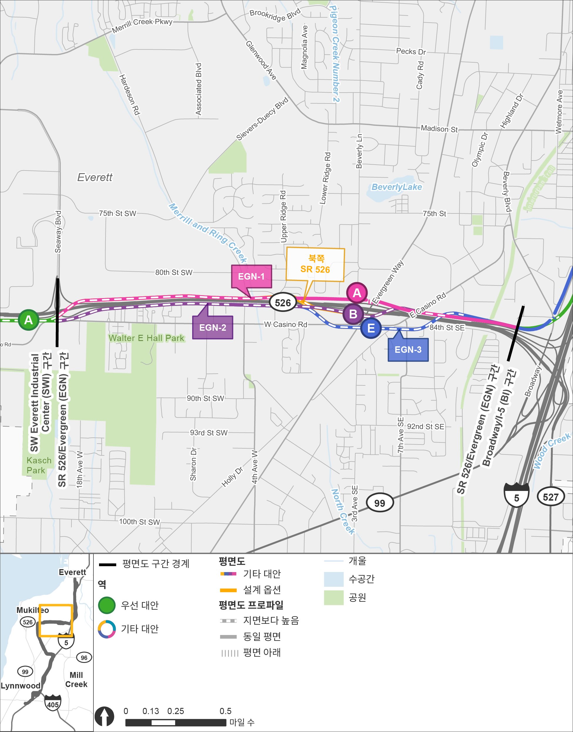 State Route 526 / Evergreen Way 구간은 서쪽의 남서부 Everett Industrial Center 구간에서 동쪽의 Broadway-Interstate 5 구간까지 뻗어 있습니다. 경로 및 대안 역은 서로 다른 색상으로 표시됩니다. EGN-1 경로 대안 및 EGN-A 대안 역은 분홍색, EGN-2 경로 대안 및 EGN-B 대안 역은 보라색, EGN-3 경로 대안 및 EGN-E 역 대안은 파란색으로 표시됩니다. EGN-1 경로 대안은 고가 경로에서 시작하여 State Route 526의 북쪽을 따라 이어진 후 Evergreen Way 교차로의 북서쪽 모퉁이에 위치한 EGN-A 대안 역에 접근하면서 지상층 경로로 전환되며, Interstate 5를 향해 동쪽으로 계속됩니다. EGN-2 경로 대안은 State Route 526 남쪽의 고가 경로로 잠시 가다가, Casino Road를 따라 지상층 경로로 전환된 후, Evergreen Way 교차로 남서쪽에 있는 EGN-B 대안 역에 접근하면서 고가 경로로 계속됩니다. 경로가 고가역을 통과하면 경로는 State Route 526의 북쪽으로 넘어갑니다. EGN-3 대안 경로는 State Route 526의 남쪽에 있는 EGN-2 경로와 동일한 층의 경로를 택한 후 남동쪽으로 방향을 틀어 Casino Road와 Evergreen Way의 동쪽 교차로에 위치한 대안 EGN-E 역에 도달할 수 있도록Casino Road를 따라 잠시 달립니다. 고가 경로는 Casino Road의 EGN-E 역을 지나 고속도로 북쪽을 따라 북쪽으로 다시 State Route 526로 돌아갑니다. 