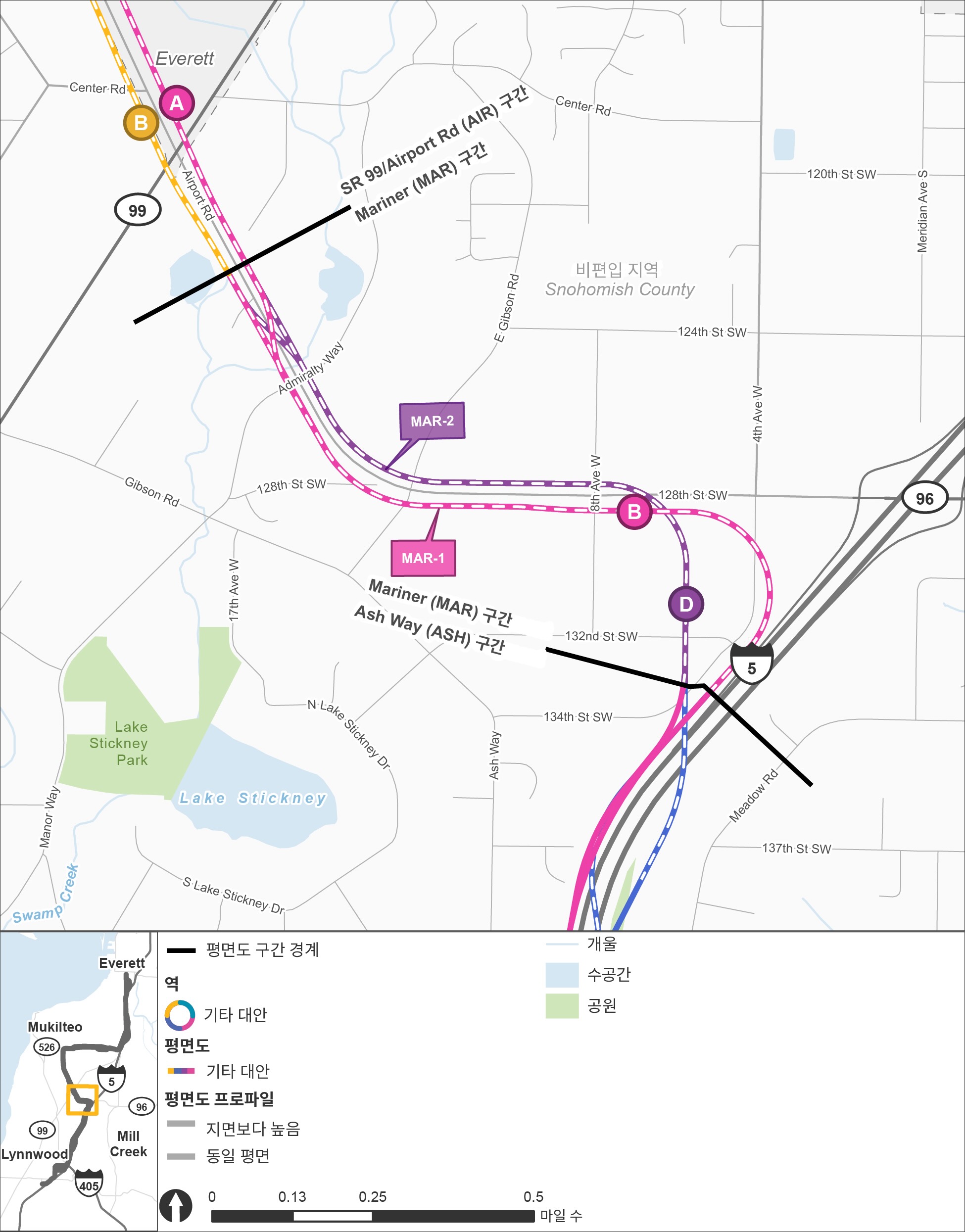 Mariner 구간은 남쪽의 Ash Way 구간에서 북쪽의 State Route 99/Airport Road 구간까지 뻗어 있습니다. MAR-1 경로 대안과 MAR-B 대안 역은 분홍색으로, MAR-2 경로 대안과 MAR-D 대안 역은 보라색으로 표시됩니다. MAR-1 경로 대안은 Interstate 5의 서쪽을 따라 154th Street Southwest 근처의 고가 경로에서 시작하여 크게 좌회전하여 128th Southwest의 남쪽을 따라 고가 경로를 타고 8th Avenue West와 함께 교차로에서 MAR-B 고가역에 접근합니다. MAR-1 경로는 128th Avenue West가 북서쪽으로 방향을 바꾸고 Airport Road로 바뀔 때까지 MAR-B 대안 역을 지나 서쪽으로 계속됩니다. MAR-2 경로 대안은 134th Street Southwest 근처의 고가 경로에서 시작하여 4th Avenue West과 8th Avenue West 사이에서 북쪽으로 회전한 후 기존의 Safeway 주차장과 Mariner 파크-앤드-라이드 인근에 위치한 대안 MAR-D 역에 도착합니다. 서쪽으로 방향을 틀어 128th Street Southwest의 북쪽을 따라 달리고 결국 Airport Road를 따라 달립니다. MAR-B 주차 건물은 Mariner 파크-앤드-라이드 동쪽의 분홍색 직사각형으로 표시됩니다. MAR-B 야외 주차장 설계 옵션은 분홍색 우물정자로 표시되며 부분적으로는 MAR-B 주차 건물로 덮어씌우게 됩니다. MAR-D 주차 건물은 보라색 삼각형으로 표시되고 MAR-D 야외 주차장 설계 옵션은 보라색 우물정자로 표시됩니다.