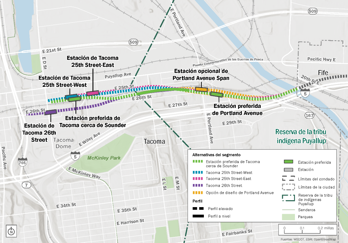 Mapa general de las alternativas y estaciones estudiadas en el segmento Tacoma que se extiende desde el inicio del río Puyallup a lo largo de la Interstate 5 y termina cerca de East D Street en East 25th o 26th Street. El mapa muestra la estación de Tacoma preferida cercana a la alternativa y a la estación de Sounder y la estación preferida de Portland Avenue. En el área de la estación de Portland Avenue, se muestra otra opción de diseño y una opción de estación. En el área de la estación Tacoma Dome, hay otras tres alternativas y ubicaciones de estaciones que se muestran.