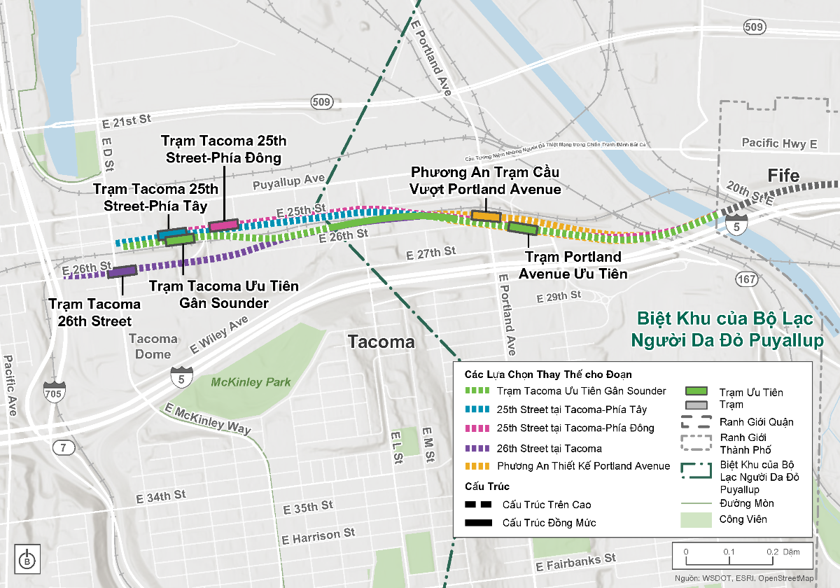 Bản đồ tổng quan về các lựa chọn thay thế và các trạm được nghiên cứu trong Đoạn Tacoma kéo dài từ đầu Sông Puyallup dọc theo Interstate 5 và kết thúc gần East D Street trên East 25th hoặc 26th Street. Bản đồ cho thấy lựa chọn thay thế và trạm Tacoma Ưu Tiên Gần Sounder và Trạm Portland Avenue Ưu Tiên. Ở khu vực trạm Portland Avenue, có một phương án thiết kế và phương án trạm khác được trình bày. Ở khu vực trạm Tacoma Dome, có ba lựa chọn thay thế và vị trí trạm khác được trình bày.